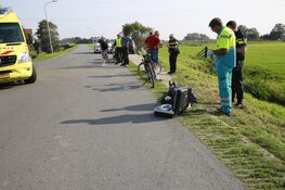 Fietser geraakt door uitstekende pijp van aanhangwagen in Ursem, automobilist doorgereden