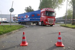 Forse aanrijding tussen fietser en vrachtwagen in Zwaagdijk-Oost