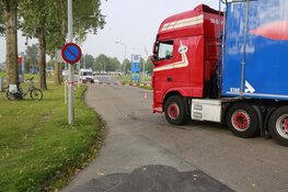Forse aanrijding tussen fietser en vrachtwagen in Zwaagdijk-Oost