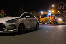 Fietsers botsen met auto in Grootebroek, slachtoffer in ambulance nagekeken