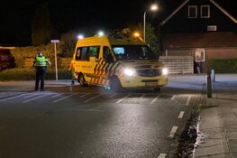 Fietsers botsen met auto in Grootebroek, slachtoffer in ambulance nagekeken