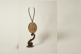 Flip en Sam Drukker met hun expositie ‘Gevonden voorwerpen en een gedeeld verleden’