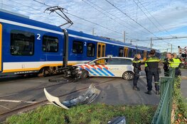 Politieauto botst op trein in Hoorn