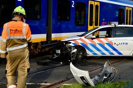 Politieauto botst op trein in Hoorn
