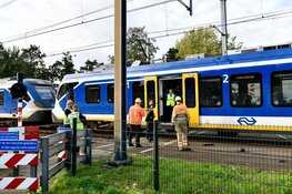 Politieauto botst op trein in Hoorn