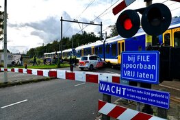 Politieauto botst op trein in Hoorn