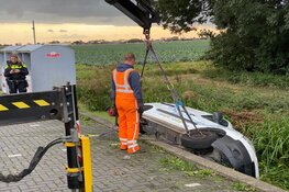 Bestelbusje belandt in water naast parkeerplaats Zwaagdijk-Oost