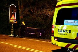 Auto belandt op z&#39;n kant in Hoorn, voertuig total loss