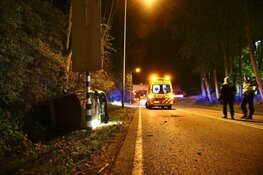 Auto belandt op z&#39;n kant in Hoorn, voertuig total loss