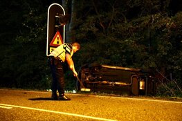 Auto belandt op z&#39;n kant in Hoorn, voertuig total loss