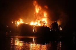 Bootje door brand verwoest in Enkhuizen