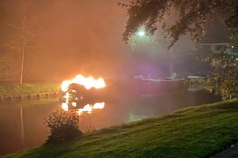 Bootje door brand verwoest in Enkhuizen