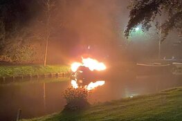 Bootje door brand verwoest in Enkhuizen