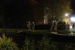 Bootje door brand verwoest in Enkhuizen