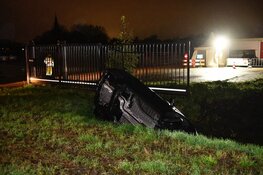 Auto belandt in sloot in Zwaag