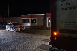Brand bij gebouw van basisschool in Enkhuizen, brandweer snel ter plaatse