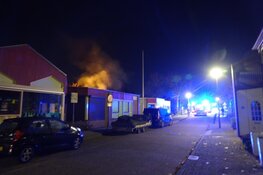 Brand bij gebouw van basisschool in Enkhuizen, brandweer snel ter plaatse
