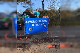 Zwembad De Zeehoek reikt op speciale manier diploma`s uit.