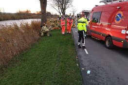 Auto te water langs Oostdijk, geen inzittenden aangetroffen