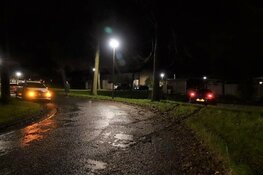 Auto vliegt uit de bocht in Andijk. Bestuurder slaat op de vlucht