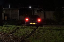 Auto vliegt uit de bocht in Andijk. Bestuurder slaat op de vlucht