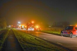 Automobilist rijdt ijskoude sloot in