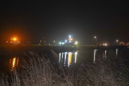 Automobilist rijdt ijskoude sloot in