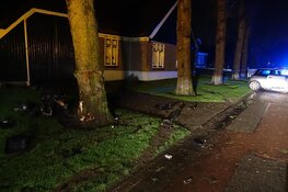 Bestuurder knalt met auto tegen boom in Westwoud, motor uit auto gevlogen