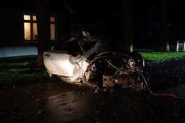 Bestuurder knalt met auto tegen boom in Westwoud, motor uit auto gevlogen