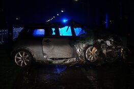 Bestuurder knalt met auto tegen boom in Westwoud, motor uit auto gevlogen