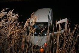 Man in bestelbusje raakt te water in Obdam