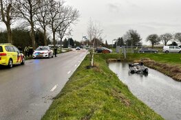 Auto te water in Schellinkhout: getuigen schieten te hulp