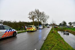 Auto te water in Schellinkhout: getuigen schieten te hulp