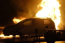 Auto's beschadigd na brand in Enkhuizen