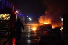 Auto's beschadigd na brand in Enkhuizen
