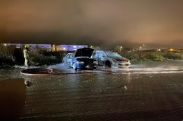 Auto's beschadigd na brand in Enkhuizen