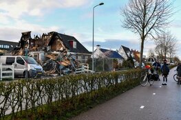 Schade door verwoestende brand in Hoorn bij daglicht goed zichtbaar. Vrouw zwaargewond, verdachte aangehouden