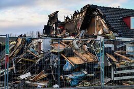 Schade door verwoestende brand in Hoorn bij daglicht goed zichtbaar. Vrouw zwaargewond, verdachte aangehouden