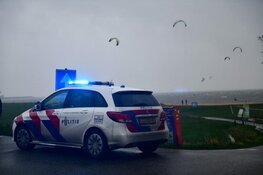 Kitesurfer hard ten val in Schellinkhout