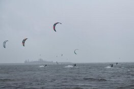 Kitesurfer hard ten val in Schellinkhout