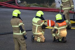 Uitslaande brand in Venhuizen, rook in wijde omgeving te zien