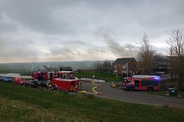 Uitslaande brand in Venhuizen, rook in wijde omgeving te zien
