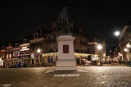 VOC-logo en standbeeld JP Coen beklad