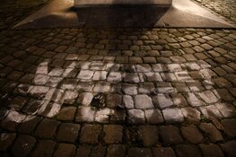 VOC-logo en standbeeld JP Coen beklad