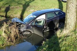 Auto te water na botsing in Venhuizen