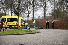 Politie tast in het duister bij aantreffen zwaargewonde scooterrijder
