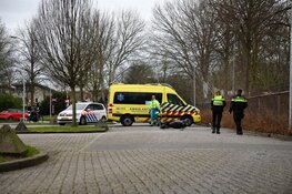 Politie tast in het duister bij aantreffen zwaargewonde scooterrijder