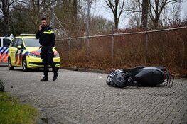 Politie tast in het duister bij aantreffen zwaargewonde scooterrijder