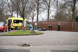 Politie tast in het duister bij aantreffen zwaargewonde scooterrijder