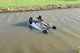 Auto op de kop in het water bij De Goorn: bestuurster gered door omstanders